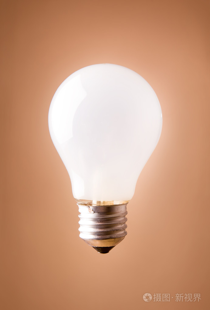 在米色背景上隔离的闪亮灯泡照片-正版商用图片037tbz-摄图新视界
