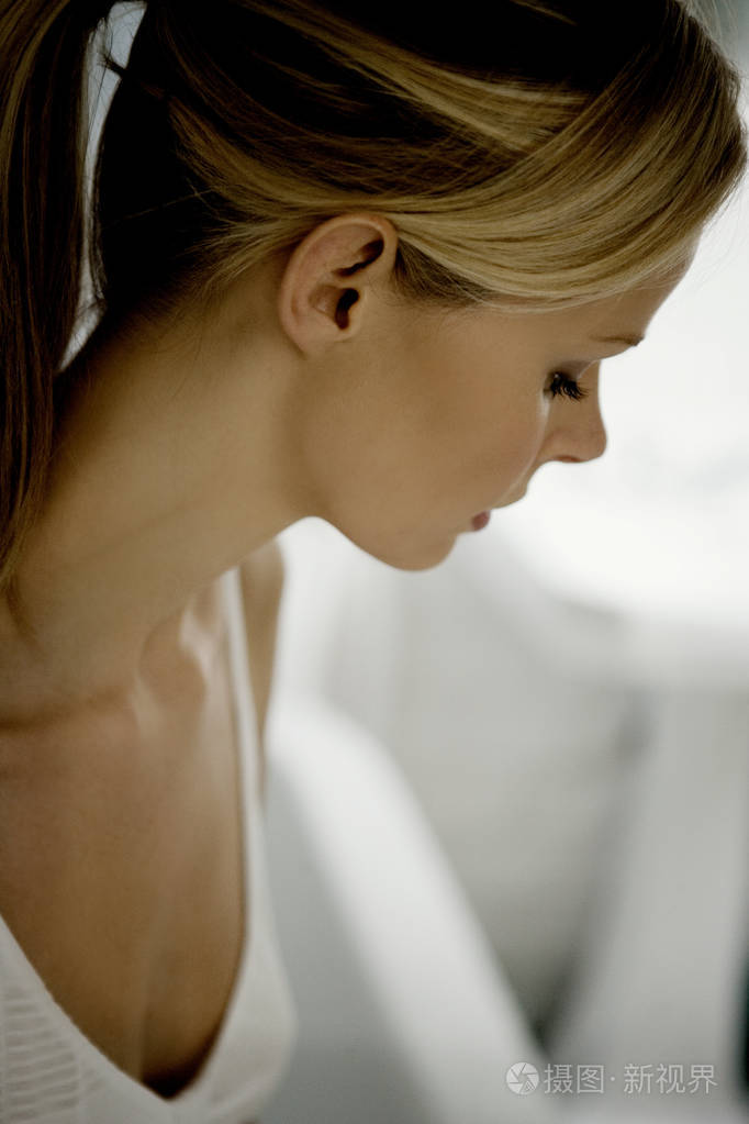 美丽的年轻白种女人在内衣的侧面视图照片-正版商用图片037v33-摄图新