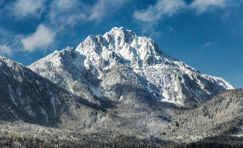 白雪皑皑的山峰与村庄在秋天和春天, 欧洲旅游目的地照片
