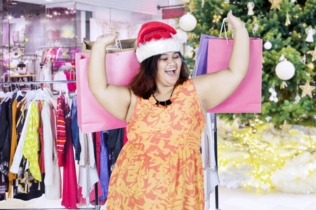 胖女人拿着在商场里的圣诞礼物图片