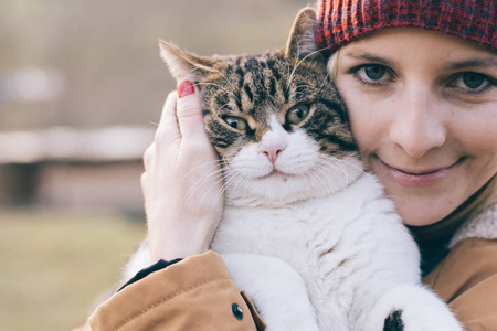 女人和她的猫在户外玩耍