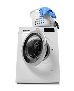 与白色背景的现代洗衣机洗衣篮