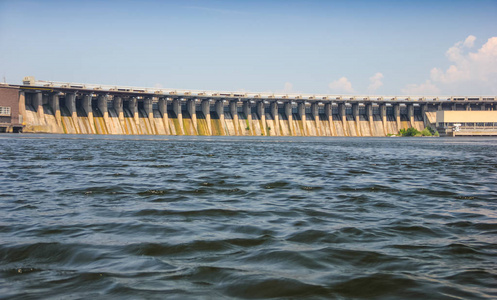 从第聂伯河河看水坝对蓝天enguri 水电站古里河大坝旁的 jvari 水库