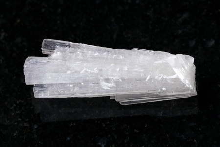 暗 Scolecite 宝石的粗晶