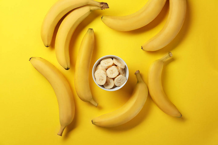 香蕉和切片的碗