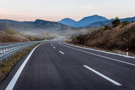 日落时有标记的空公路