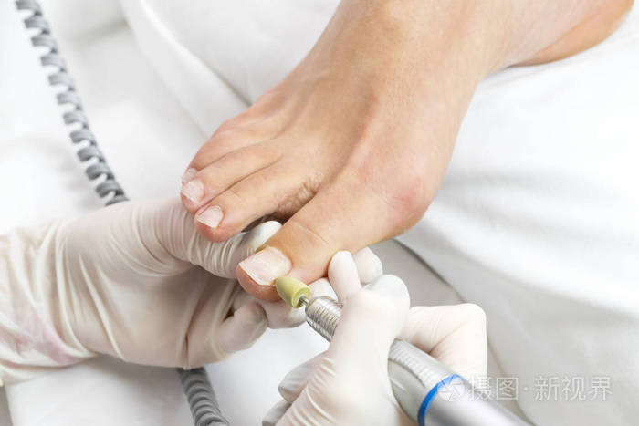 女性脚在修脚过程中的美容美发沙龙特写