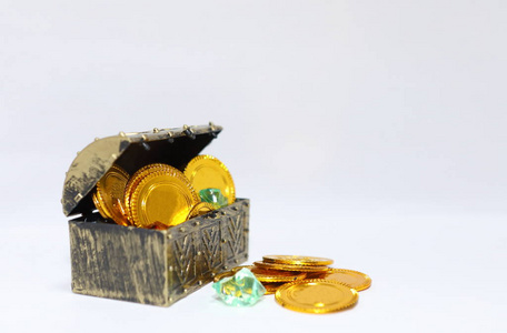 黄金硬币和珠宝首饰盒在白色背景下被隔离