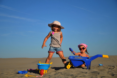 两个女孩在沙滩上玩耍
