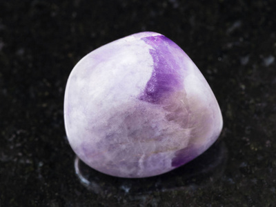 黑暗背景下的紫水晶宝石石