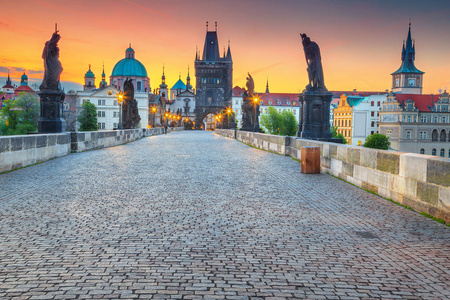 令人惊叹的中世纪石头查尔斯桥与雕像, 布拉格, 捷克共和国