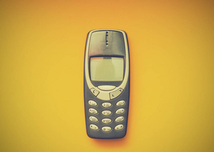 黄色背景的老式手机