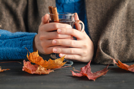 杯温暖的气候变暖的一个女孩手中的热甜酒