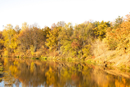 五颜六色的秋树堡垒在河前