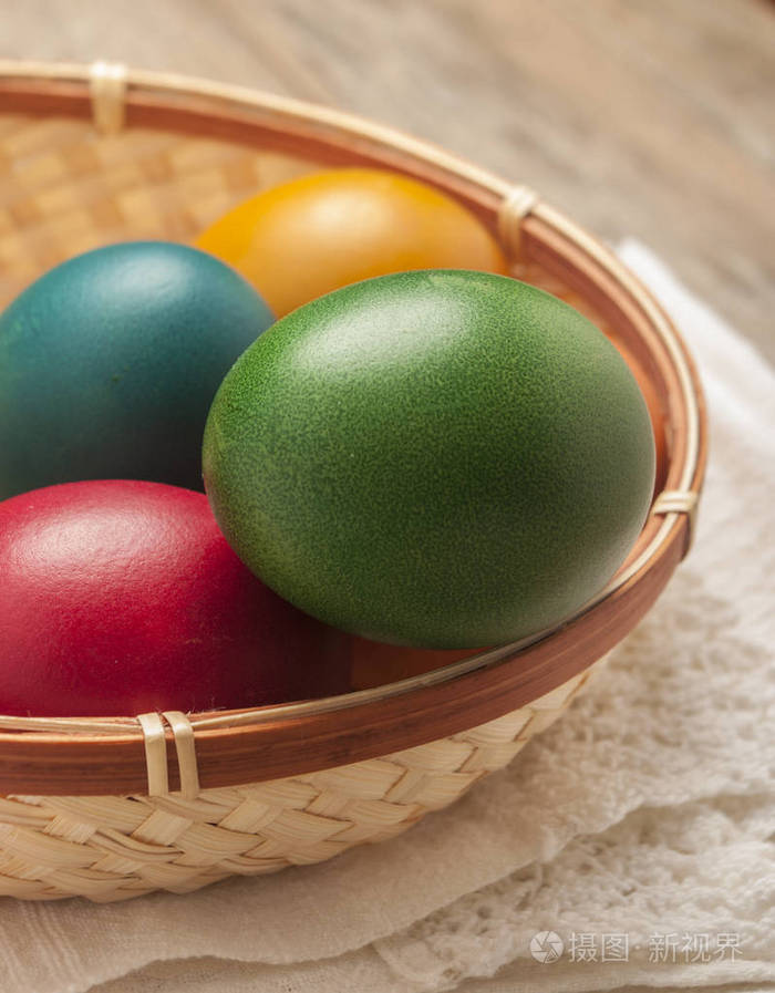 明亮和欢快的复活节静物彩虹色鸡蛋关闭