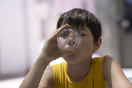 孩子喝一杯纯净水