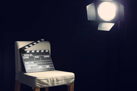 导演的椅子与电影克拉珀在拍摄地点的聚光灯下照片