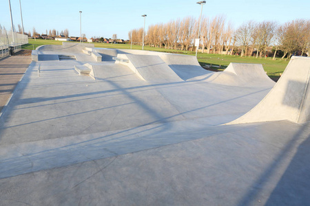 哈里奇的公共 skatepark, 埃塞克斯。用于自行车滑板车和滑板混凝土