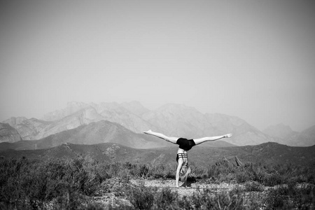 女性模型练习瑜伽在户外做伸展和运动平衡, 黑白照片