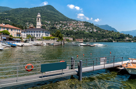 Cernobbio 是一家受欢迎的度假胜地, 位于意大利科莫湖岸边的科莫西北部。