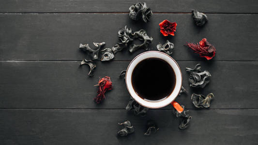 中国草药茶和干花在黑木桌上