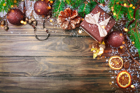 圣诞冬天的背景下, 一张桌子装饰着冷杉树枝和装饰品。新年快乐。圣诞快乐