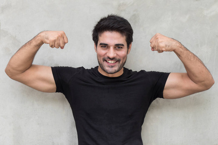 强壮健康的印度男子肌肉姿势
