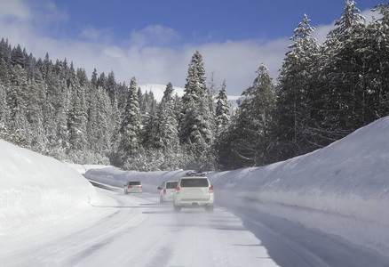 在雪地里开车。雪路上的汽车