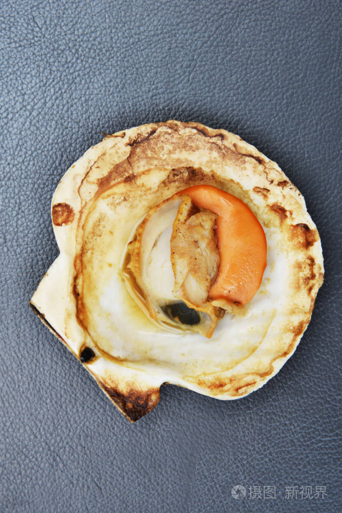 黑色背景新鲜烤扇贝