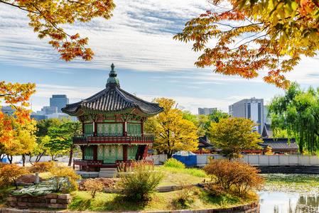 首尔 Hyangwonjeong 亭多彩秋景