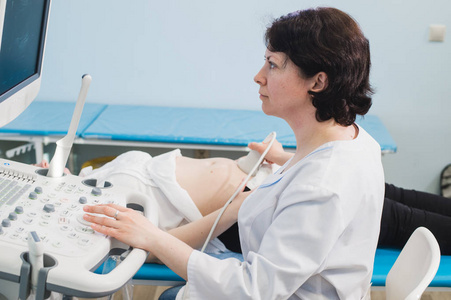 医生使用超声和筛查孕妇肚子