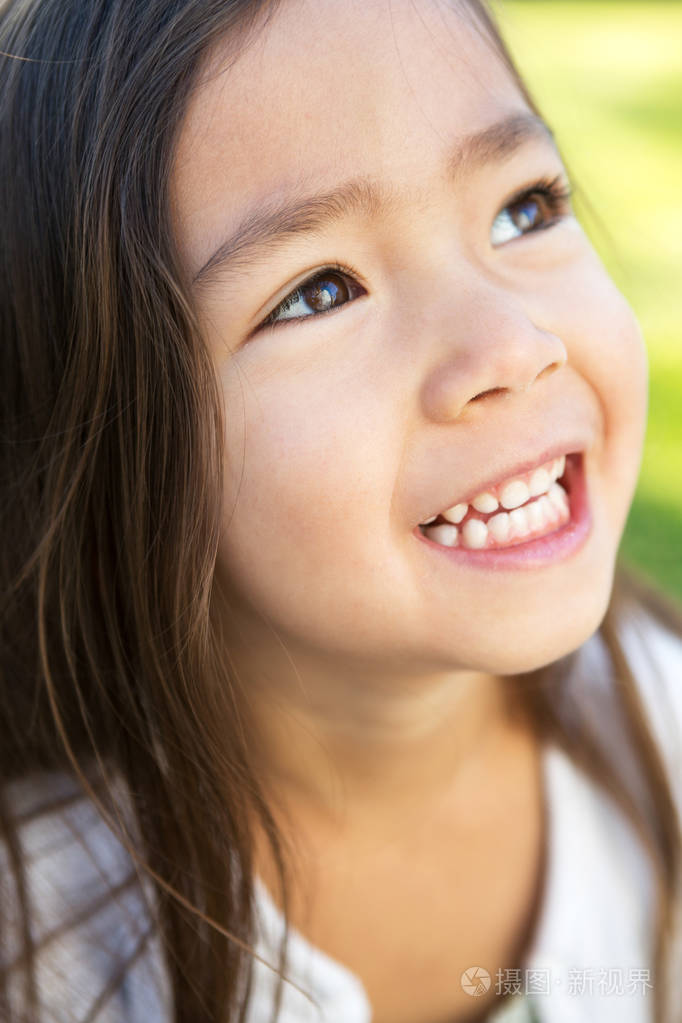 可爱的小女孩开心地笑了