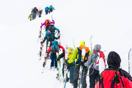 组的越野滑雪者，提升一个陡峭的斜坡