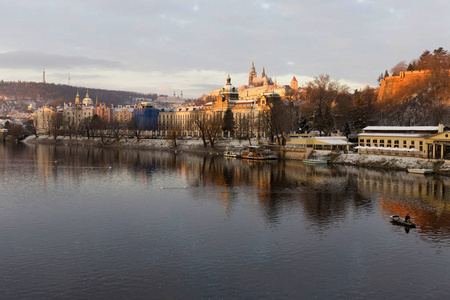 捷克共和国的哥特式城堡的圣诞雪景布拉格城市