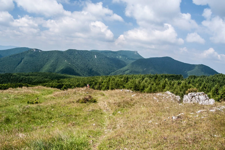 山草甸与背景远足径及小岩山