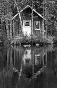 被一个小湖遗弃在森林里的小屋