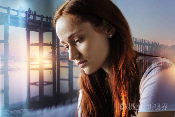 很深的女人低头思考