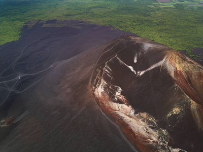 火山火山口上方的景色