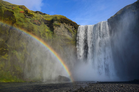 Skogafoss 是冰岛最受欢迎的瀑布。夕阳中有巨大的彩虹在水中薄雾