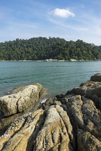 马来西亚邦咯岛的海岛岩石和绿松石海水对天空的风景海滩