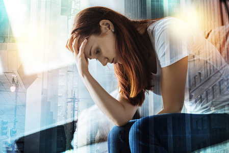 非常失望的女人坐在和鞠躬照片