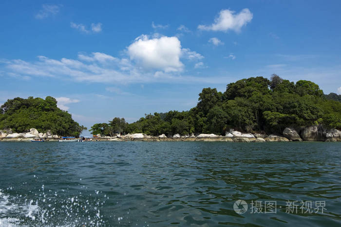 美丽的热带岛屿背景在马来西亚与水晶清澈的绿松石水和蓝天