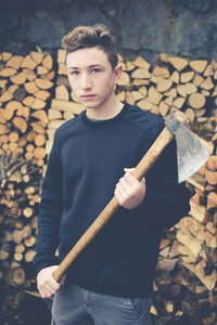 年轻男孩准备木柴复古样式相片