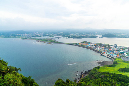 从济州岛城山日出峰济州城市天际线景观