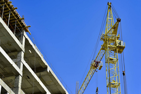 高层建筑的施工与起重机的建筑材料供应