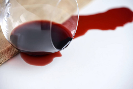 倒红酒杯图片