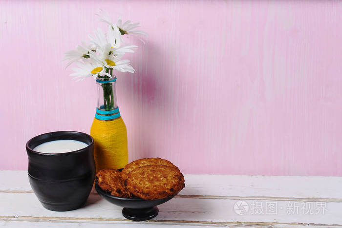 洋甘菊和牛奶与饼干