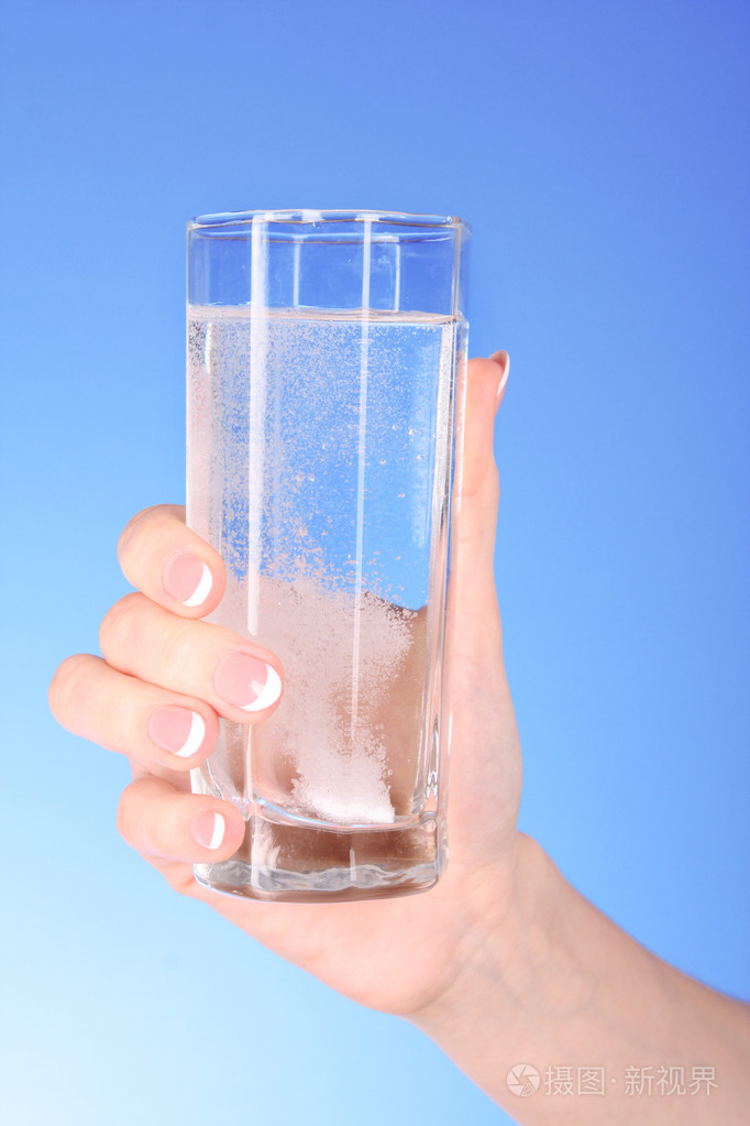 女人手里拿着一杯止痛药的水