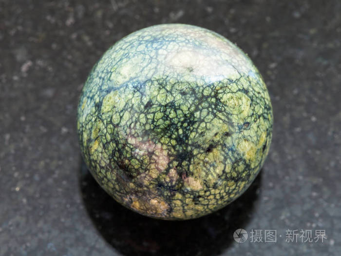 黑暗中的蛇纹石宝石珠