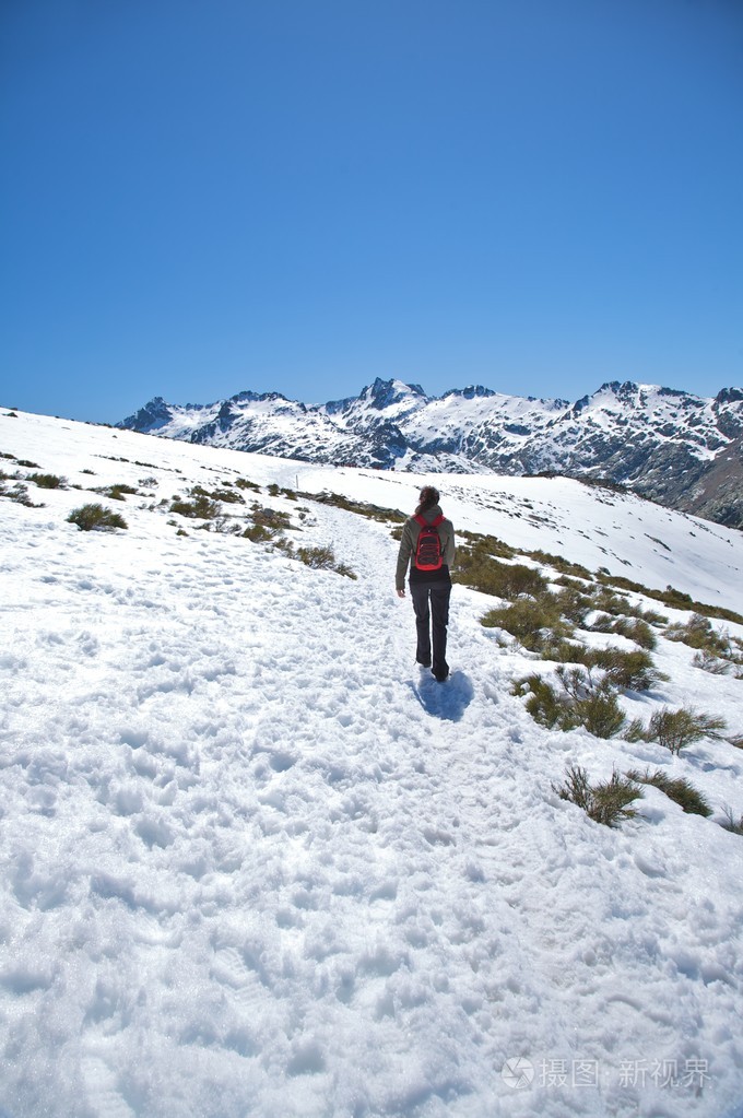 孤独的女人在雪地上跋涉